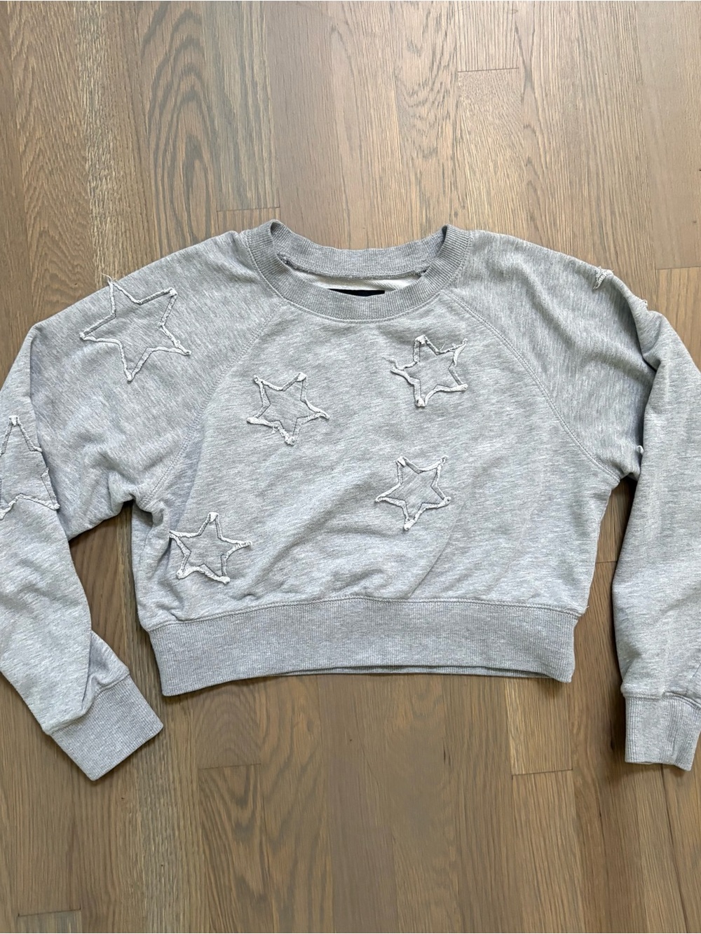 Katie J NYC Light Gray Star Appliqué Cropped Crewneck Sweatshirt